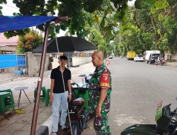 Sertu Bastian Turun Langsung ke Pantai Padang, Babinsa Ajak PKL Jaga Ketertiban dan Kenyamanan Pengunjung