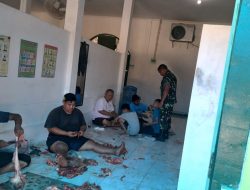 Humanis dan Sigap, Babinsa Kelurahan Ujung Gurun Hadir Pantau Langsung Proses Pemotongan Hewan Kurban di Masjid Mardiani