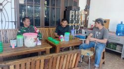 Babinsa Serka Roby Kurniawan Perkuat Komsos Melalui Ngobrol Santai Sambil Ngopi, Ingatkan Pentingnya Menjaga Kesehatan