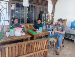 Babinsa Serka Roby Kurniawan Perkuat Komsos Melalui Ngobrol Santai Sambil Ngopi, Ingatkan Pentingnya Menjaga Kesehatan
