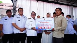 Bupati Eka Putra Serahkan Bantuan Sosial kepada Masyarakat Terdampak Bencana Hidrometeorologi 2025