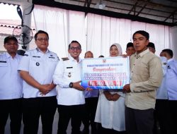 Bupati Eka Putra Serahkan Bantuan Sosial kepada Masyarakat Terdampak Bencana Hidrometeorologi 2025