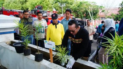 Tanam Bunga di Cindua Mato, Bupati Eka Putra: Jangan Menanam Kebencian