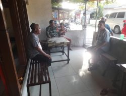 Sertu Hendri Patrizon Perkuat Komsos Bersama Warga Purus, Jaga Kondusivitas Lingkungan Melalui Dialog Langsung