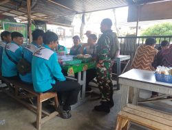 Sertu Syafrijal Pantau Perbaikan Jaringan Listrik, Komsos Bersama Petugas PLN di Ujung Gurun Perkuat Pelayanan untuk Masyarakat