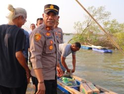 Peduli Warga Terdampak Rob, Kapolres Kendal Serahkan Bantuan Sembako di Kelurahan Balok