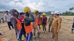 Tinjau Pembangunan Huntap, Bupati Eka Putra: Kontraktor Butuh 70 Tenaga Kerja