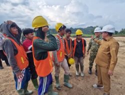 Tinjau Pembangunan Huntap, Bupati Eka Putra: Kontraktor Butuh 70 Tenaga Kerja