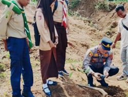 Kapolsek Talamau IPTU Fifriki Candra Ajak Pelajar dan Masyarakat Hijaukan Kawasan Rawan Longsor