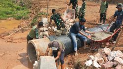 Satgas TMMD Ke-129 Kodim 0306/50 Kota Percepat Pemasangan Gorong-gorong Bersama Warga