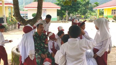 Humanis di Lokasi TMMD ke-129 Kodim 0306/50 Kota, Babinsa Jadi Penyemangat Anak Sekolah Raih Cita-Cita