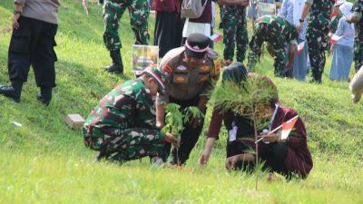 Pangdam XX/TIB Mayjen TNI Arief Gajah Mada Wujudkan Semangat TNI Hadir untuk Rakyat Lewat Penghijauan