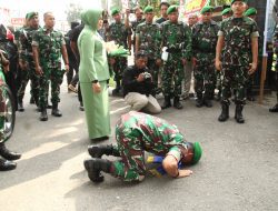 Kolonel Inf Ferry Adianto kepada Letkol Inf Faiq Fahmi, Tradisi Pergantian Dandim 0312/Padang Digelar di Jalan M.H. Thamrin