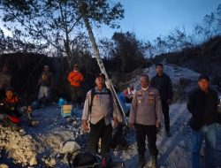 Polsek Srumbung dan Petugas Gabungan Gerak Cepat Padamkan Kebakaran Lahan di Lereng Merapi