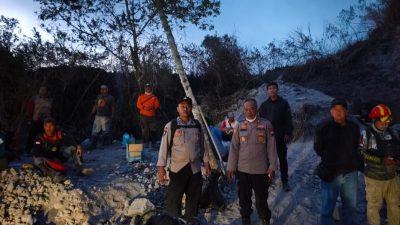 Polsek Srumbung dan Petugas Gabungan Gerak Cepat Padamkan Kebakaran Lahan di Lereng Merapi