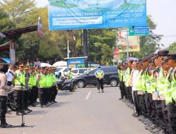 Bagi-Bagi 15.000 Ayam Gratis di Alun-Alun, Aksi Damai Peternak Kendal Lancar dengan Pelayanan Persuasif Polisi