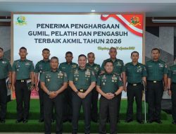 Gubernur Akmil Beri Penghargaan  kepada Gumil, Pelatih, dan Pengasuh Terbaik
