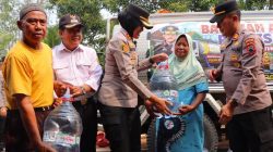 Tidak Hanya Menjaga Kamtibmas, Polres Kendal Buktikan Pengabdian Lewat Bantuan Air Bersih di Sidomakmur