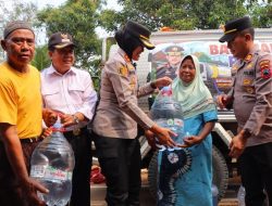 Tidak Hanya Menjaga Kamtibmas, Polres Kendal Buktikan Pengabdian Lewat Bantuan Air Bersih di Sidomakmur