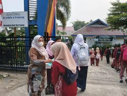 Devi Febrida, Ketua Komite SMPN 6 Padang, Tunjukkan Kepedulian kepada Siswa di Tengah Kekhawatiran Kabut Asap
