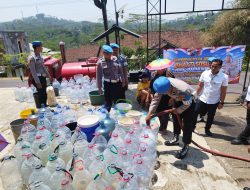 Sambut HUT ke-24, Bidpropam Polda Jateng dan Polres Temanggung Salurkan 20.000 Liter Air Bersih ke Desa Terdampak Kemarau