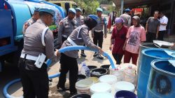 Sambut HUT Propam ke-24, Bidpropam Polda Jateng dan Sipropam Polres Magelang Kota Salurkan Air Bersih untuk Warga Purwosari