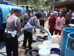 Sambut HUT Propam ke-24, Bidpropam Polda Jateng dan Sipropam Polres Magelang Kota Salurkan Air Bersih untuk Warga Purwosari