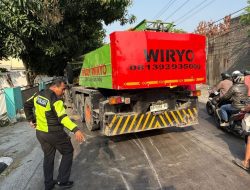 Diduga Rem Blong, Mobil Crane Tabrak Empat Sepeda Motor di Jalan Sumpah Pemuda Surakarta