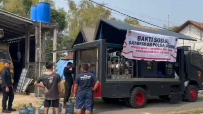 Brimob Polda Jateng dan Kicau Mania Bersinergi Salurkan Air Bersih bagi Warga Terdampak Kekeringan Gotong Royong Peduli