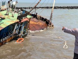 Kapal Tunda Sarden Kandas di Dermaga Batang, Polairud: Tidak Ada Korban Jiwa