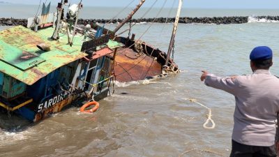 Kapal Tunda Sarden Kandas di Dermaga Batang, Polairud: Tidak Ada Korban Jiwa