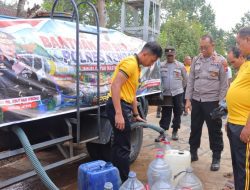 Kemarau, Polres Kendal Distribusikan 3 Tangki Air Bersih ke Warga Dusun Kalipuru