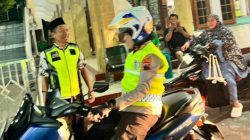 Patroli Sore di Pantura Kendal, Kapolres Tegur Pengendara Tak Pakai Helm dan Lawan Arah